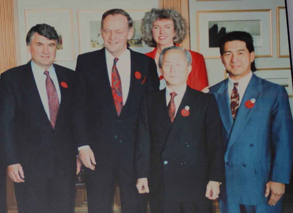 historical-photo-with-former-prime-minister-of-canada-hon-jean-chretien-gen-choi